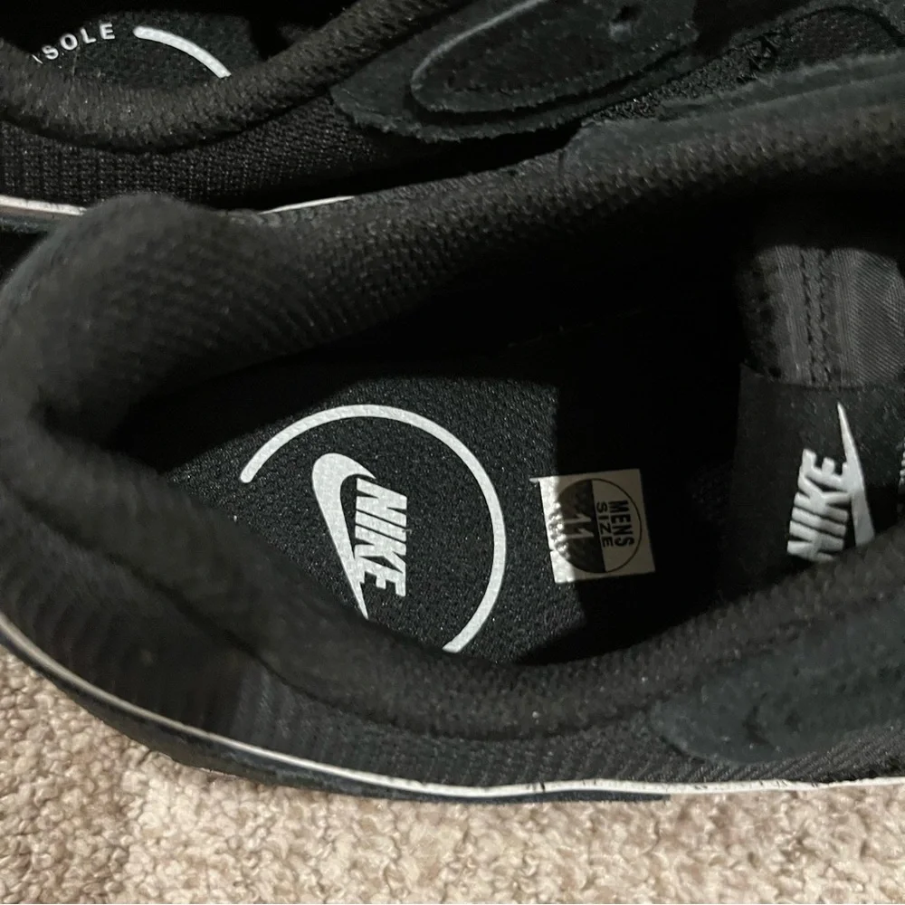 NIKE Sneakers Men’s 11 Black and White Venture Runner NWOT